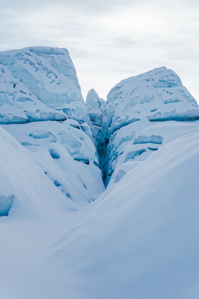 白天白雪覆盖了这座山